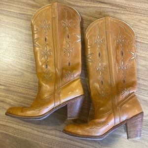 Original Camel colored Dingo Boots. Size 9 M